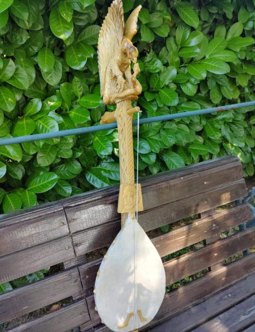 Gusle sa orlom (Njegoš, kapela na Lovćenu)